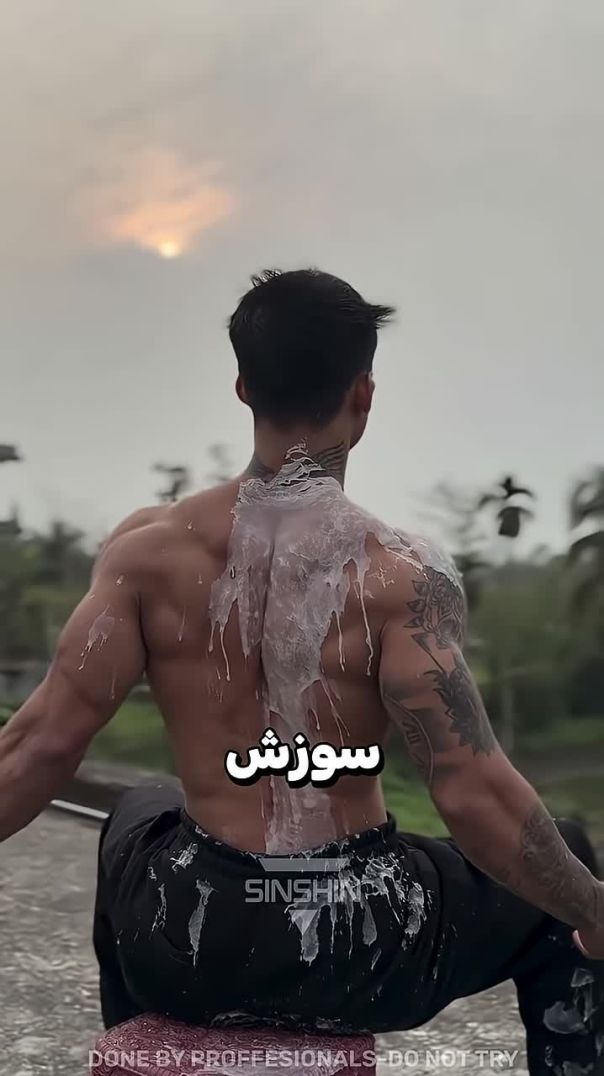 چرا روی پشت این مرد موم داغ می_ریزن؟! 😳🔥
